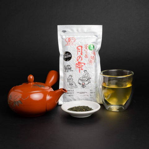 Kamairicha Issin tea, kamairicha tea leaves, a red kyusu teapot and a cup of kamairhca